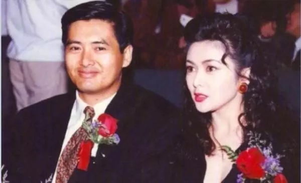 周慧敏真是神人,50歲長相身材幾乎沒變,可關之琳就沒這麼幸運了!