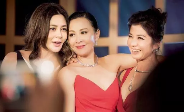 周慧敏真是神人,50歲長相身材幾乎沒變,可關之琳就沒這麼幸運了!