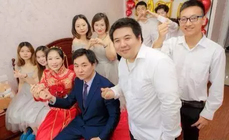 岳母要十萬彩禮,媽準時湊齊,回家聽到鄰居說一話,我淚目