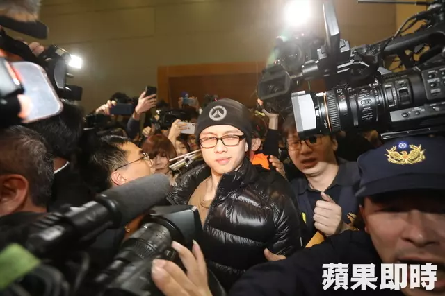 硬起來護妻兒!孫鵬心疼妻被K「一把摟懷裡送上車」 他站出來「親吐20字」霸氣捍衛家庭