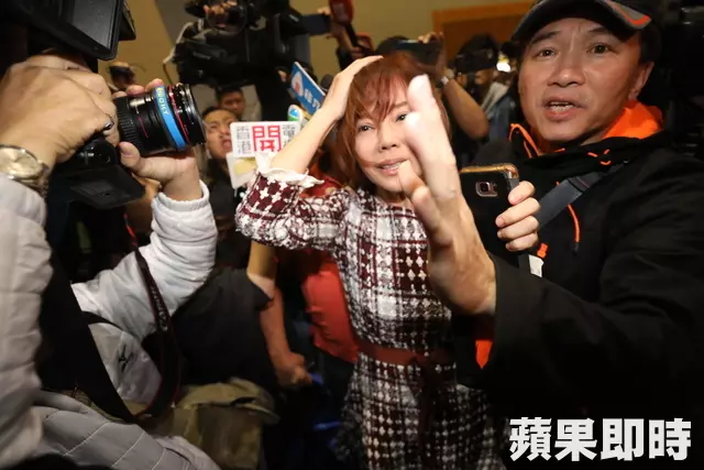 硬起來護妻兒!孫鵬心疼妻被K「一把摟懷裡送上車」 他站出來「親吐20字」霸氣捍衛家庭