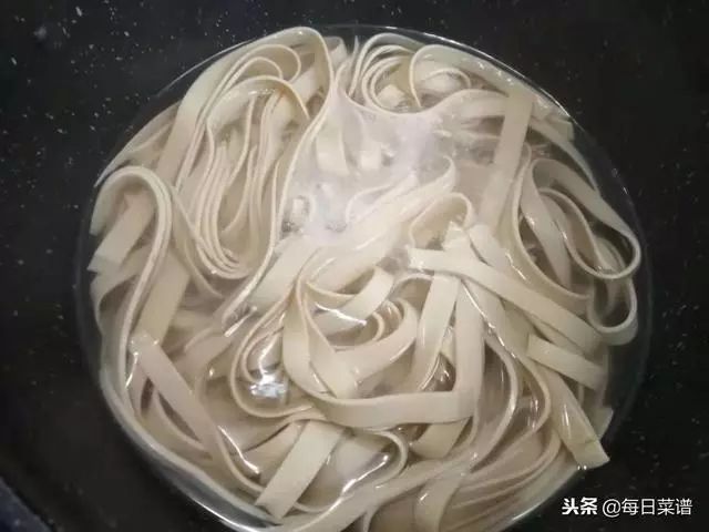 教你一個豆腐皮最好吃的做法,香辣味十足,特下飯,做法超簡單