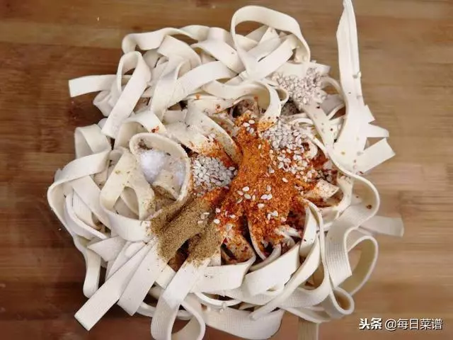 教你一個豆腐皮最好吃的做法,香辣味十足,特下飯,做法超簡單