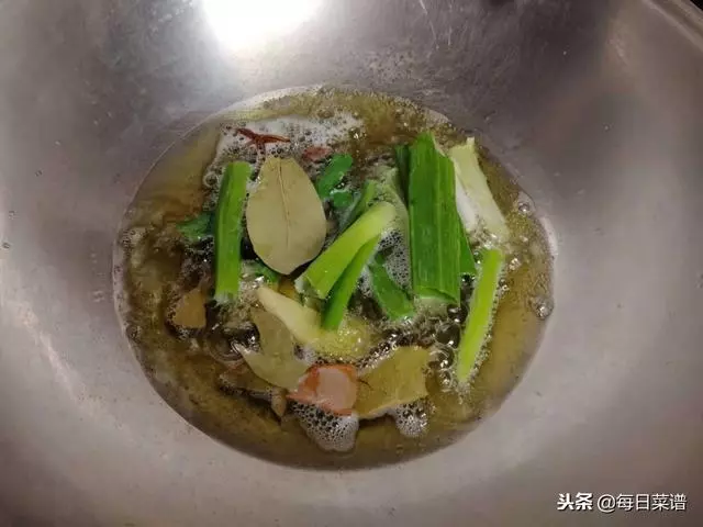 教你一個豆腐皮最好吃的做法,香辣味十足,特下飯,做法超簡單
