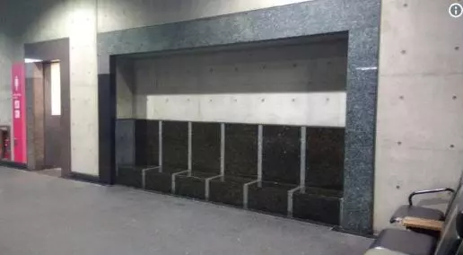 公共空間的「神秘隔間」站起去像通往異世界 老年人一走進秒懂...當年的確可以「穿越空間」!