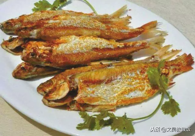 53歲大廚:不管煎什麼魚,只需牢記2點,不粘鍋不破皮還沒魚腥味