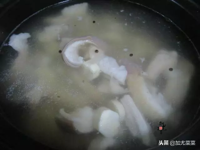 煮豬肚時,多加這2步,豬肚嫩滑鮮香,湯香濃純白,無臊味,好吃極了