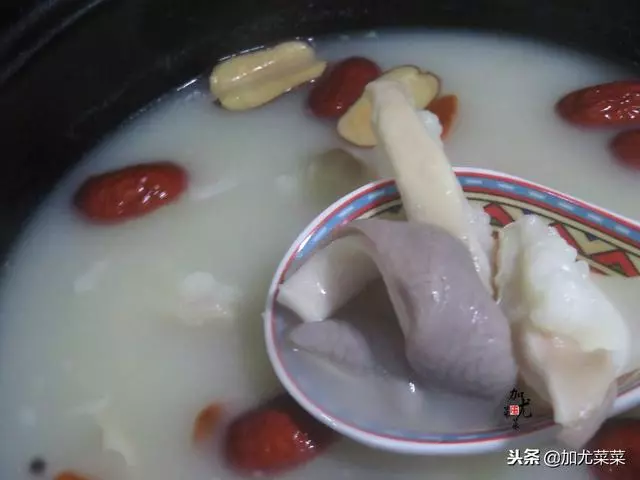 煮豬肚時,多加這2步,豬肚嫩滑鮮香,湯香濃純白,無臊味,好吃極了