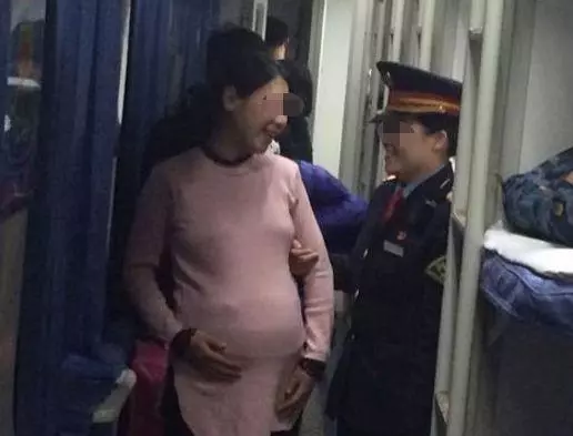 孕婦在火車上藉手機卻無人理會,我借給她,隔天收到短訊我才知自己救了一條人命!