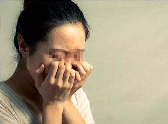 孕婦在火車上藉手機卻無人理會,我借給她,隔天收到短訊我才知自己救了一條人命!
