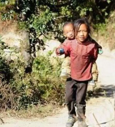 為了供弟弟讀書,姐嫁給窮漢,妹嫁給傻子,8年後一排豪車開進村!大家都說她們值了!