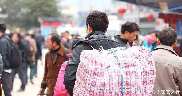 丈夫外出打工失蹤,妻子千里尋夫進城當清潔工,年終開會時看到老闆...