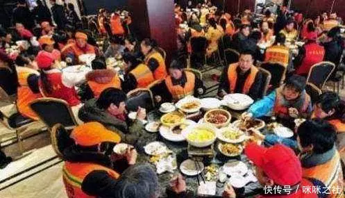 丈夫外出打工失蹤,妻子千里尋夫進城當清潔工,年終開會時看到老闆...