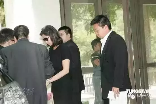 58歲「鍾楚紅」素顏照曝光,滿臉皺紋卻拒不整容,堅持優雅老去!丈夫走後不再嫁!