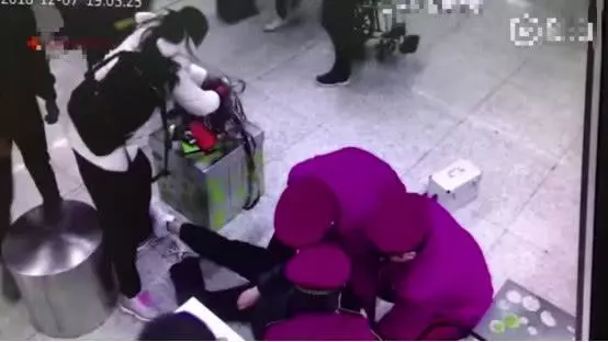 57歲母親因心臟病暈倒在地鐵,醒後稱不要告訴身在德國的兒子