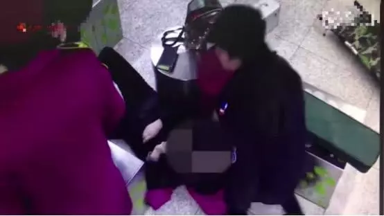57歲母親因心臟病暈倒在地鐵,醒後稱不要告訴身在德國的兒子