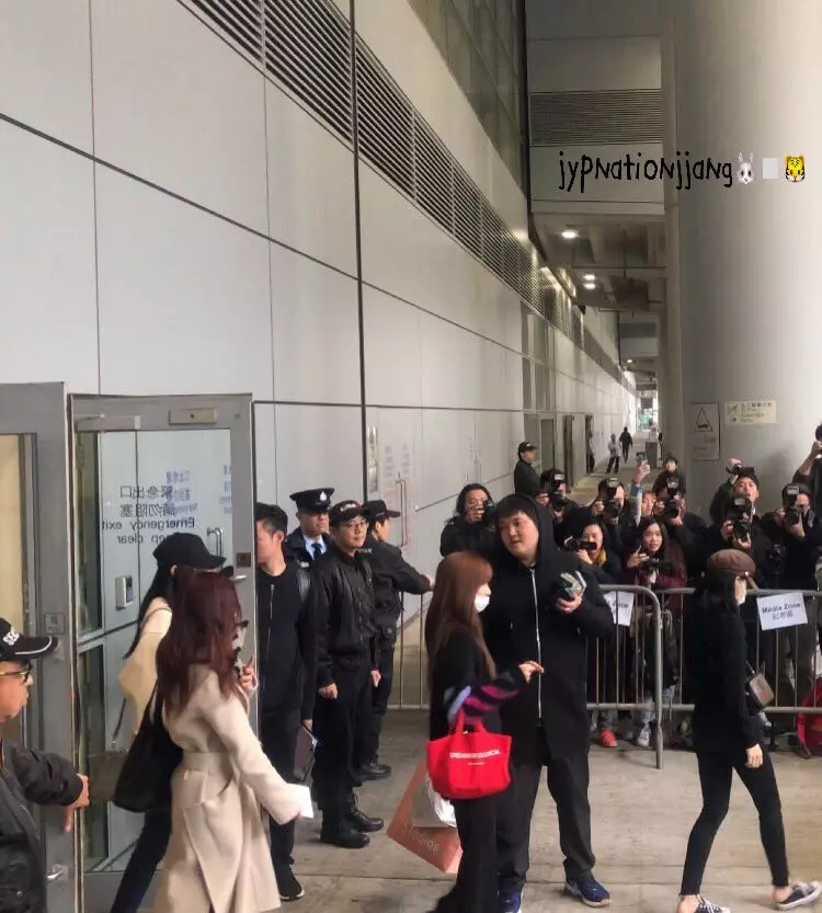 [TWICE][分享]181213 MAMA日本場後台合影公開和紅心氣球最配的就是九兔