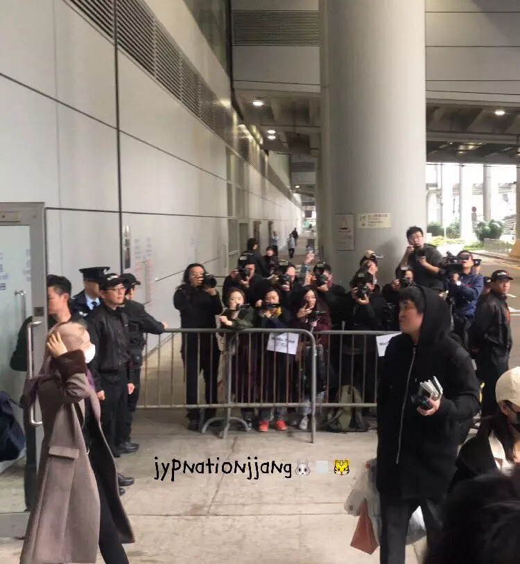 [TWICE][分享]181213 MAMA日本場後台合影公開和紅心氣球最配的就是九兔