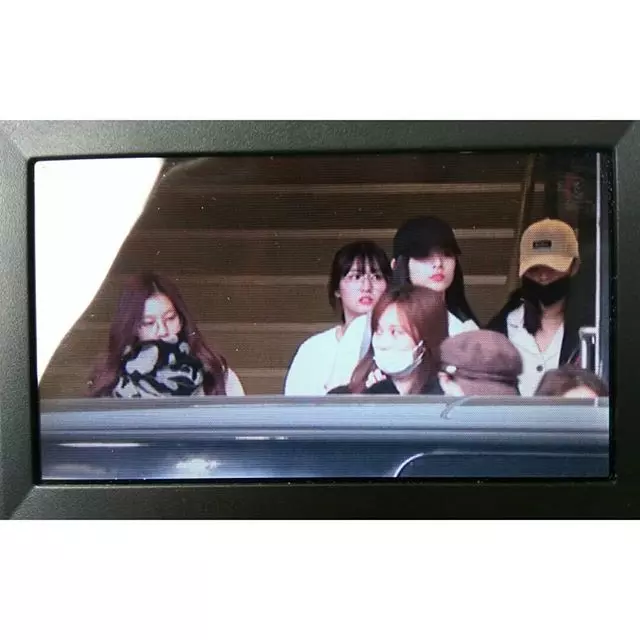 [TWICE][分享]181213 MAMA日本場後台合影公開和紅心氣球最配的就是九兔