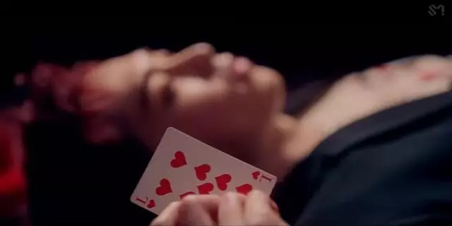 EXO《Love Shot》MV三大懸念:撲克牌L,吳世勛的玫瑰,水晶搶