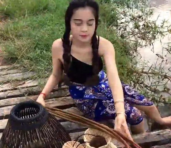 妻子每次去娘家,回來都分房睡,有次丈夫偷摸跟去,開門蒙了