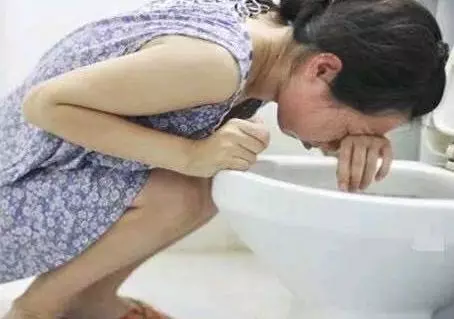 兒媳有喜,俺每天燉雞湯,兒子嘴饞喝一小口後,衝進廚房砸了鍋