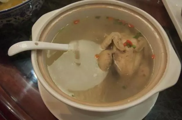 兒媳有喜,俺每天燉雞湯,兒子嘴饞喝一小口後,衝進廚房砸了鍋