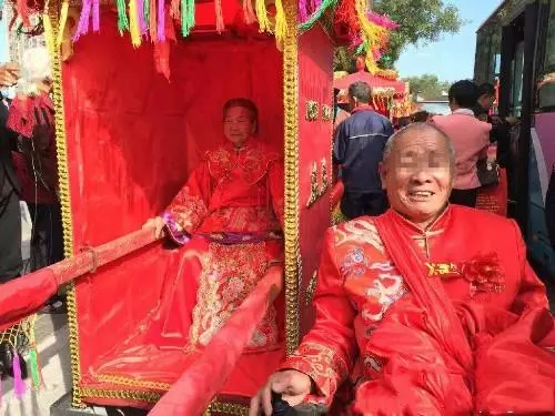 婆婆為改嫁,只拿一雙破襪,兒媳竊喜,送走後打開衣櫃,如遭雷擊
