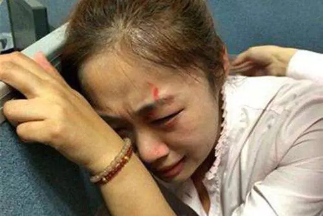 婆婆為改嫁,只拿一雙破襪,兒媳竊喜,送走後打開衣櫃,如遭雷擊