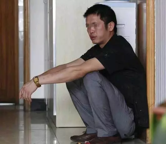 丈夫假裝破產試探老婆,老婆隨手指指床底,丈夫瞬間情緒失控