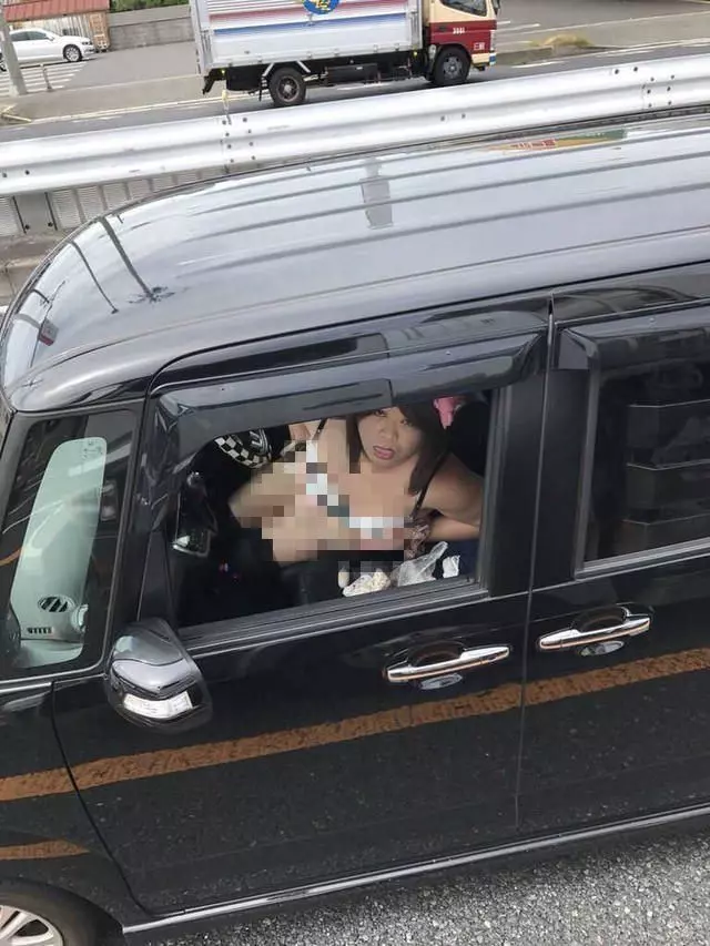 國道塞車好無聊...轉頭驚見隔壁車道有「正妹」都市傳說等級:不能只有我看到!