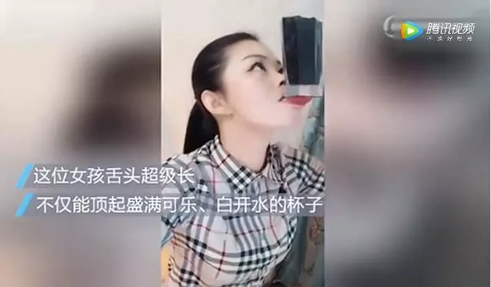 好一條舌頭!正妹長舌「超靈活」表演頂水杯穩噹噹...還能頂其他東西!網:必須娶回家
