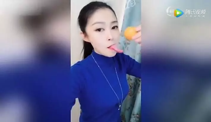 好一條舌頭!正妹長舌「超靈活」表演頂水杯穩噹噹...還能頂其他東西!網:必須娶回家