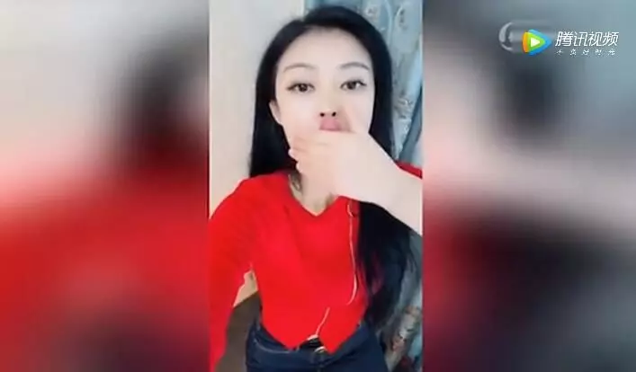 好一條舌頭!正妹長舌「超靈活」表演頂水杯穩噹噹...還能頂其他東西!網:必須娶回家