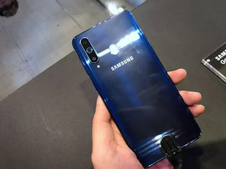 史上最糗!三星Galaxy新機發布會合作「Supreme」下一秒臉腫腫…潮牌官方秒回應:那是山寨