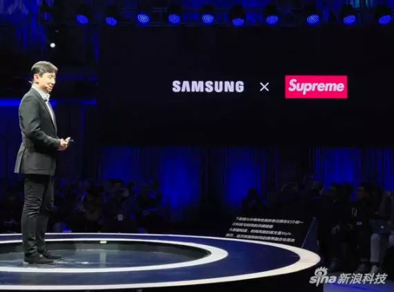 史上最糗!三星Galaxy新機發布會合作「Supreme」下一秒臉腫腫…潮牌官方秒回應:那是山寨
