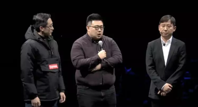 史上最糗!三星Galaxy新機發布會合作「Supreme」下一秒臉腫腫…潮牌官方秒回應:那是山寨