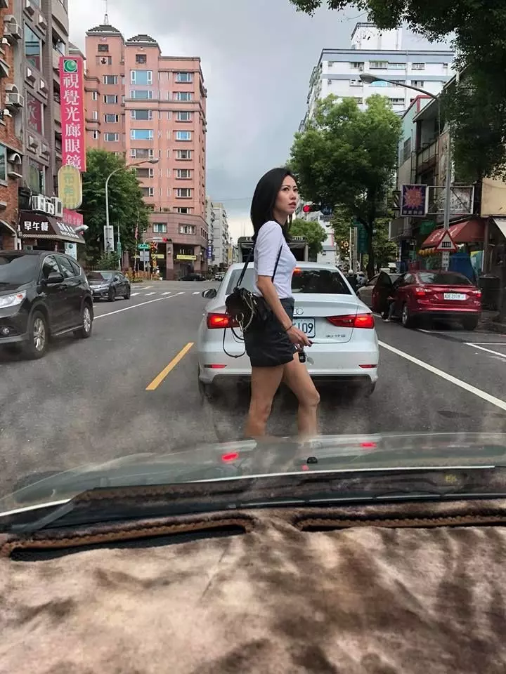 停紅燈時驚見輕熟姊姊穿越馬路...仔細看「竟是正妹」駕駛狂拍!網:求神