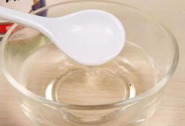 白色衣服發黃,用這個方法就能洗白