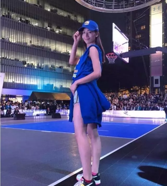 日本最美籃球記者,喜歡和NBA黑人球員相處,被讚第一美臀