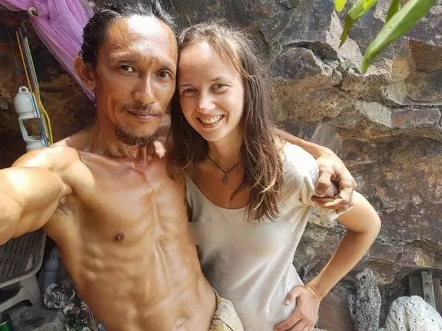 沒錢沒房…48歲「山洞男」洋妞排隊等著!他分享正妹真相…. 網友跪了:求開班