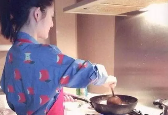 表妹大學畢業暫住我家,出差回來看到的那一幕,讓我自扇巴掌!