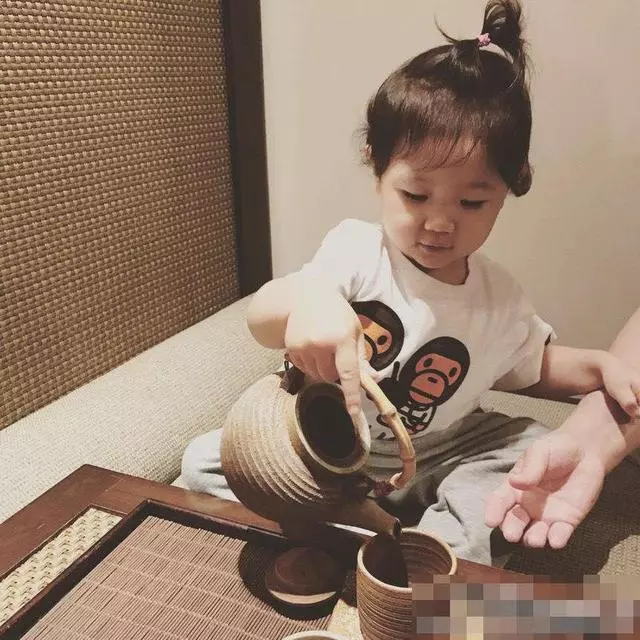 無意中看到女兒的醫院報告單,我勃然大怒,公婆卻跪在我面前