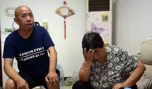 無意中看到女兒的醫院報告單,我勃然大怒,公婆卻跪在我面前