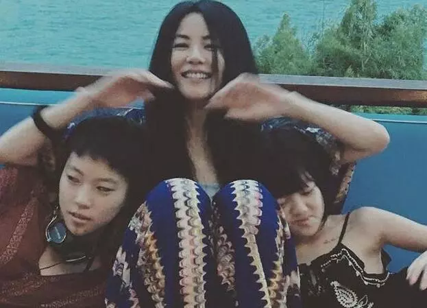 賈靜雯三個女兒和王菲兩個女兒對比,網友:這差距有點大啊!