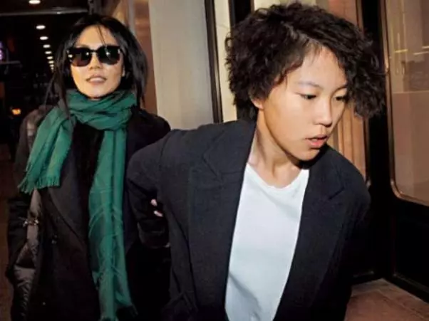 賈靜雯三個女兒和王菲兩個女兒對比,網友:這差距有點大啊!