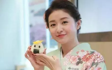 曾在TVB苦熬3年不火,閃婚嫁大12歲富豪,一連生3胎34歲似少女!
