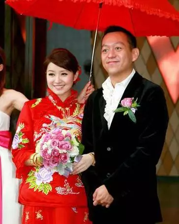 曾在TVB苦熬3年不火,閃婚嫁大12歲富豪,一連生3胎34歲似少女!