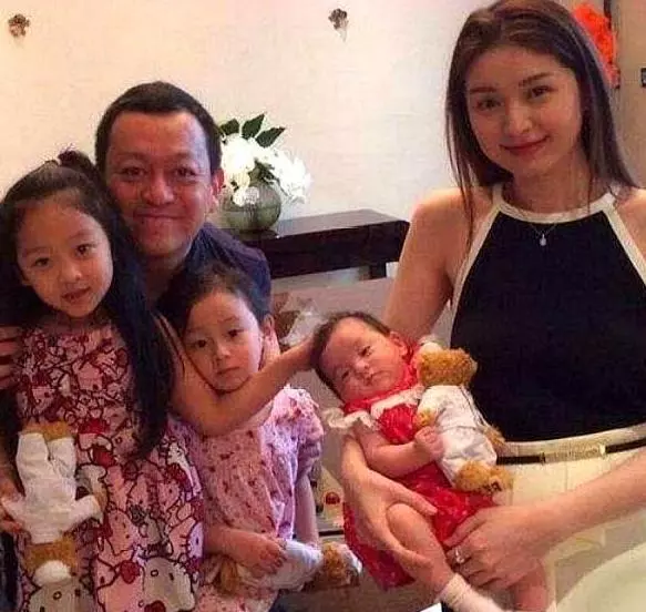 曾在TVB苦熬3年不火,閃婚嫁大12歲富豪,一連生3胎34歲似少女!