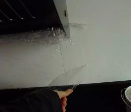 廚房牆麵又臟又油,教你個笨辦法,不用擦不用刮,30秒清理乾淨